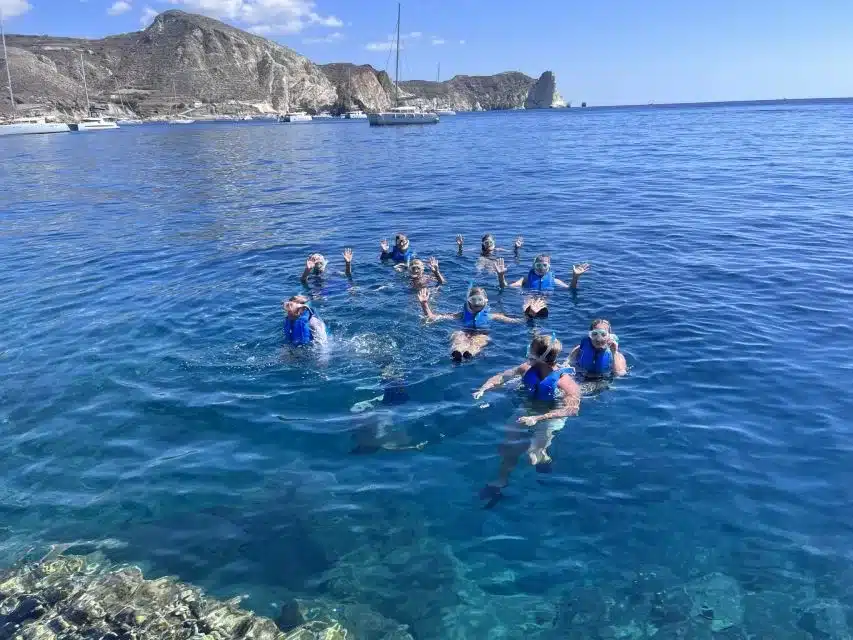 Kayak de mer à Santorin : Guide pour explorer l’île depuis le large
