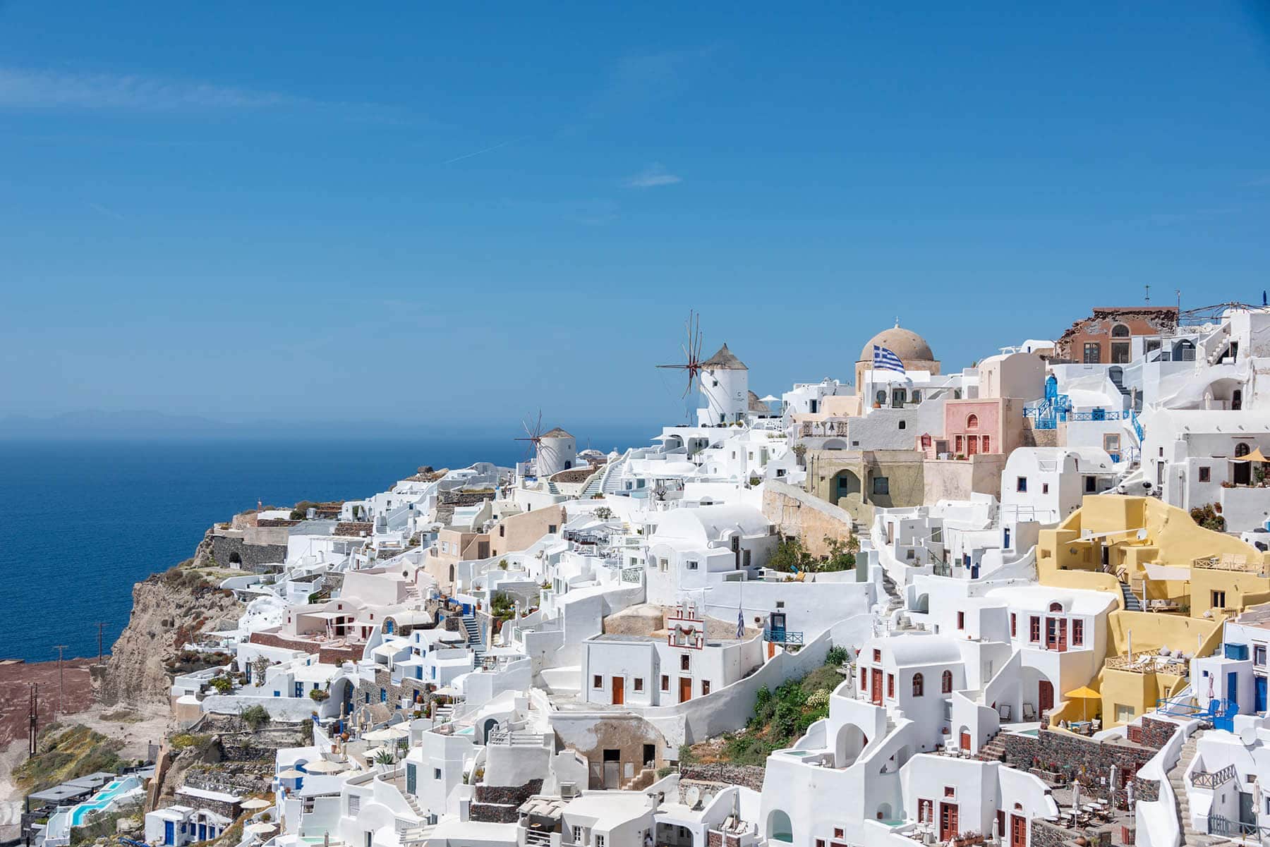 Le village d'Oia et ses maisons blanches accrochées à la caldeira de Santorin, avec ses moulins