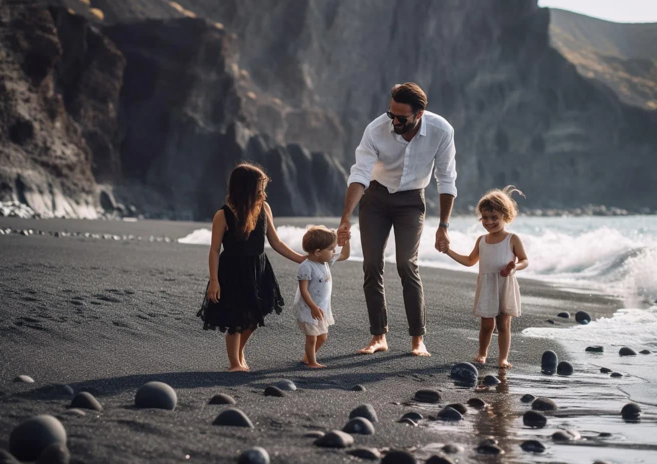 Voyager à Santorini en Famille - Plage de Perissa