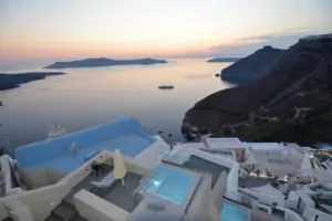 Voyager en famille à Santorini - les hôtels