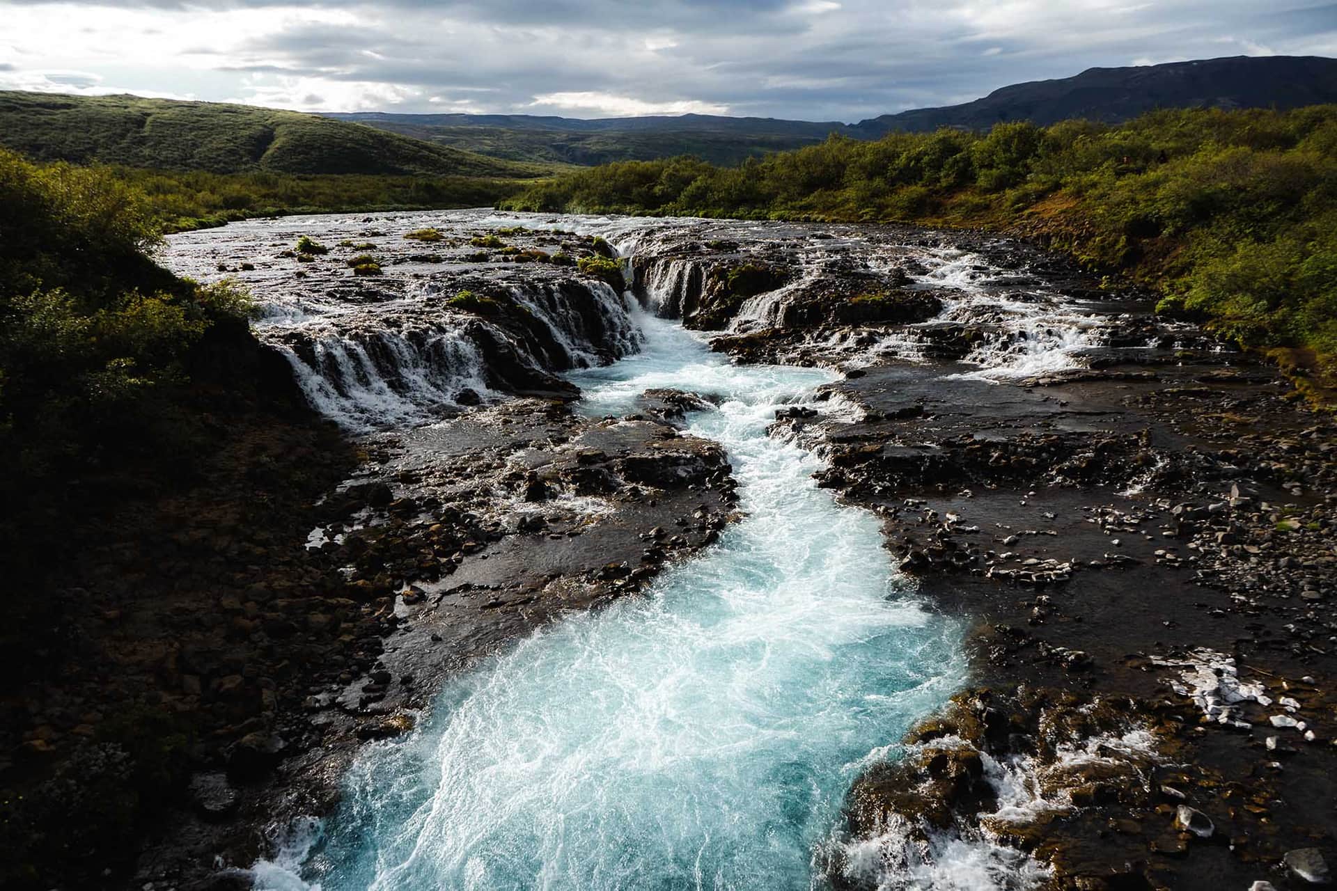 Découvrez la cascade de Bruarfoss en Islande