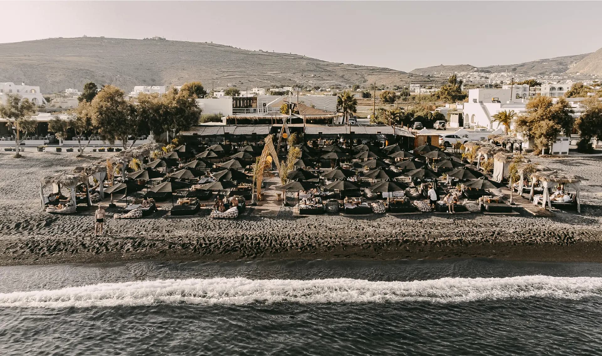 Discover la beach de Périvolos à Santorini