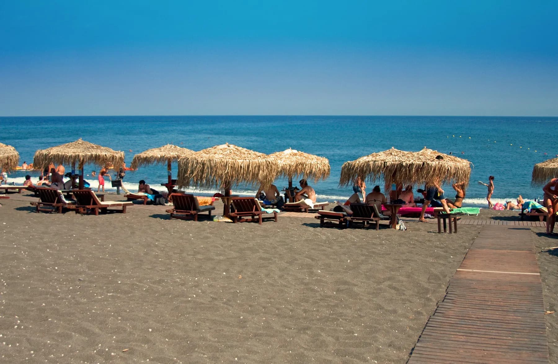 Discover la beach de Périvolos à Santorini
