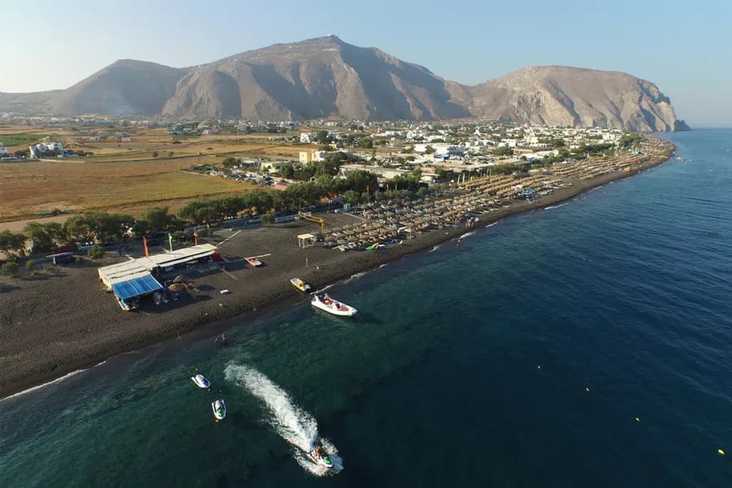 J'adore cette beach de Périvolos à Santorini