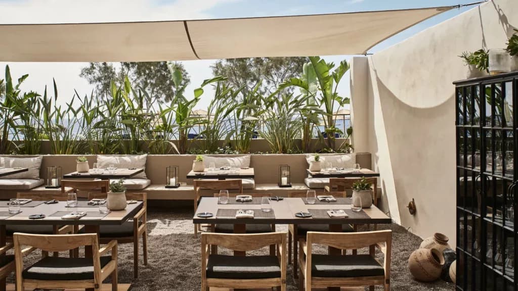 Discover la beach de Périvolos à Santorini