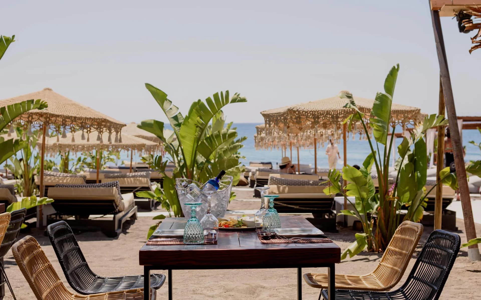 Discover la beach de Périvolos à Santorini