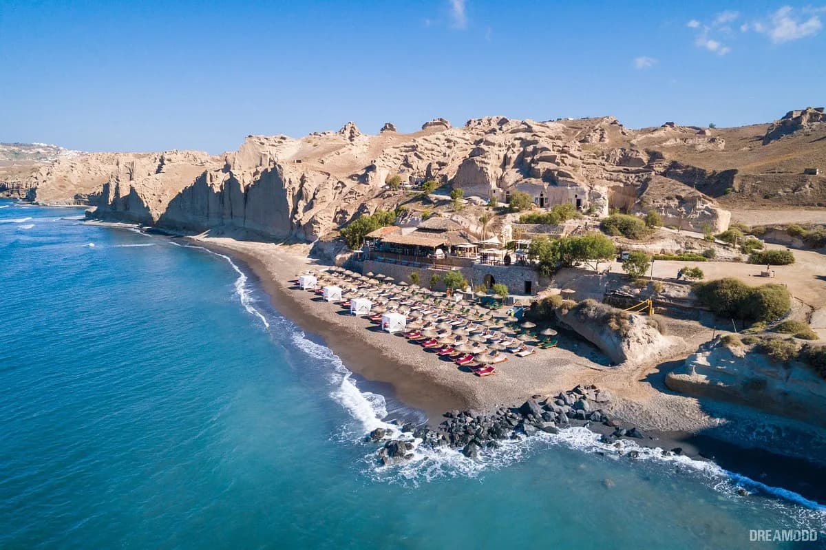Méconnue des touristes, la beach de Vlychada est tranquille