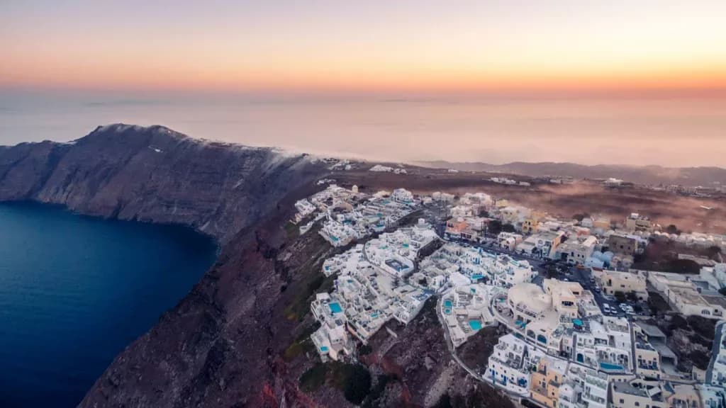 Vue panoramique sur la caldeira depuis les hauteurs d’Imerovigli