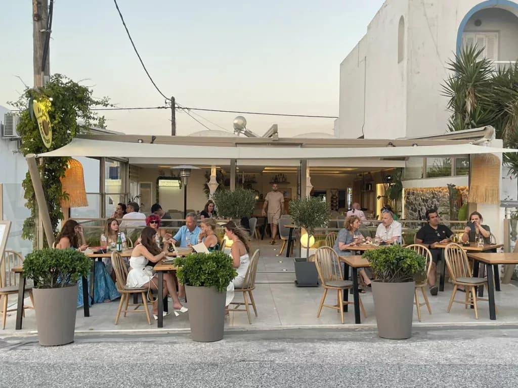 La terrasse de l’Avocado Restaurant avec vue caldeira à Imerovigli
