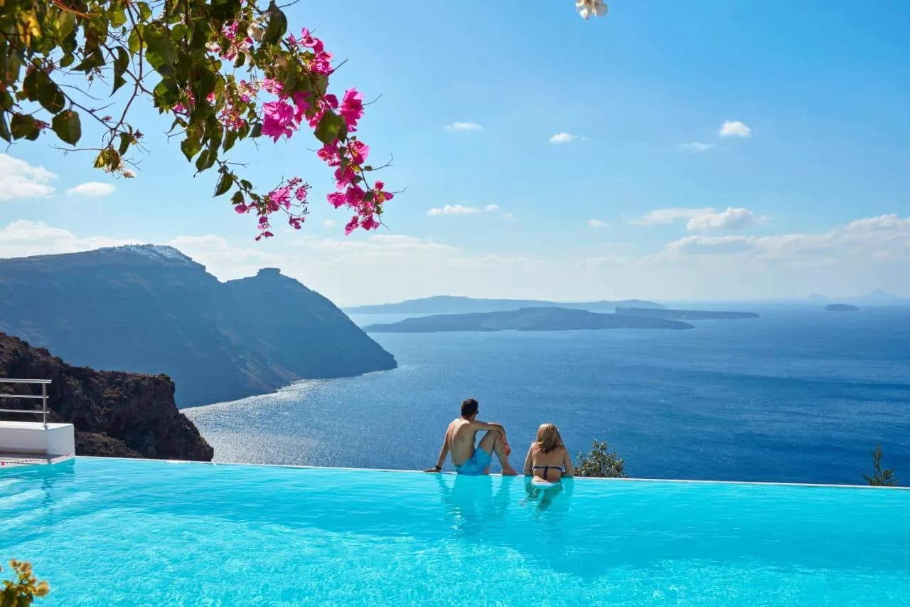 Luxury hotels with infinity pools in Imerovigli