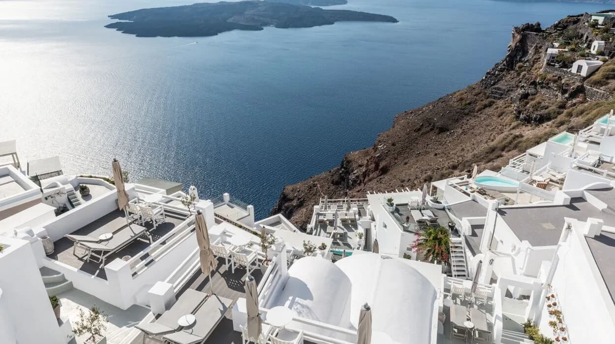 Ruelles blanches et maisons troglodytes typiques d’Imerovigli à Santorin