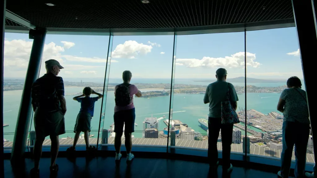 Visiter la Sky Tower d’Auckland : expérience panoramique à haute altitude
