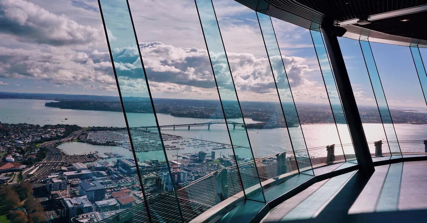 Visiter la Sky Tower d’Auckland : expérience panoramique à haute altitude