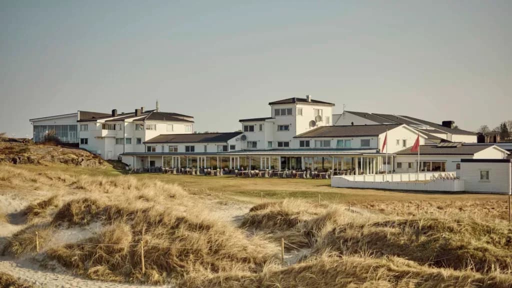 Le Sola Strand Hotel au bord de la plage éponyme