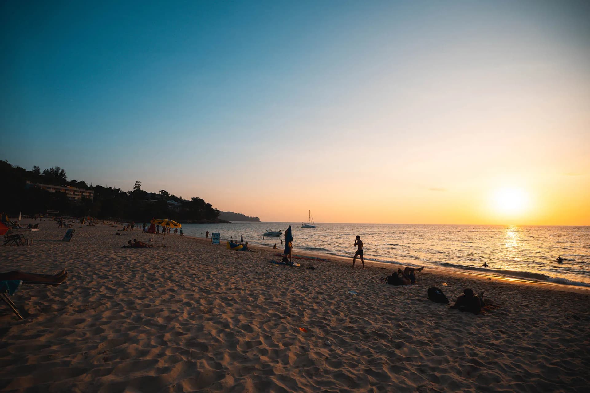 Surin Beach à Phuket : Une plage idyllique de l’Andaman