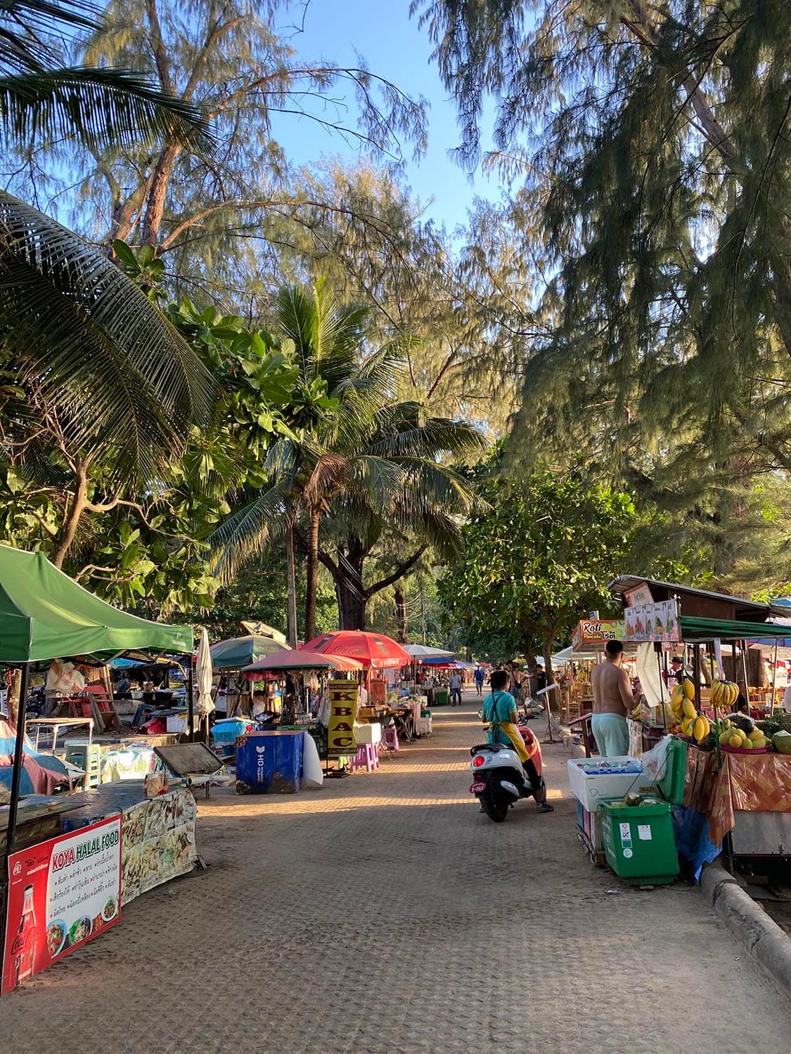 Surin Beach à Phuket : Une plage idyllique de l’Andaman