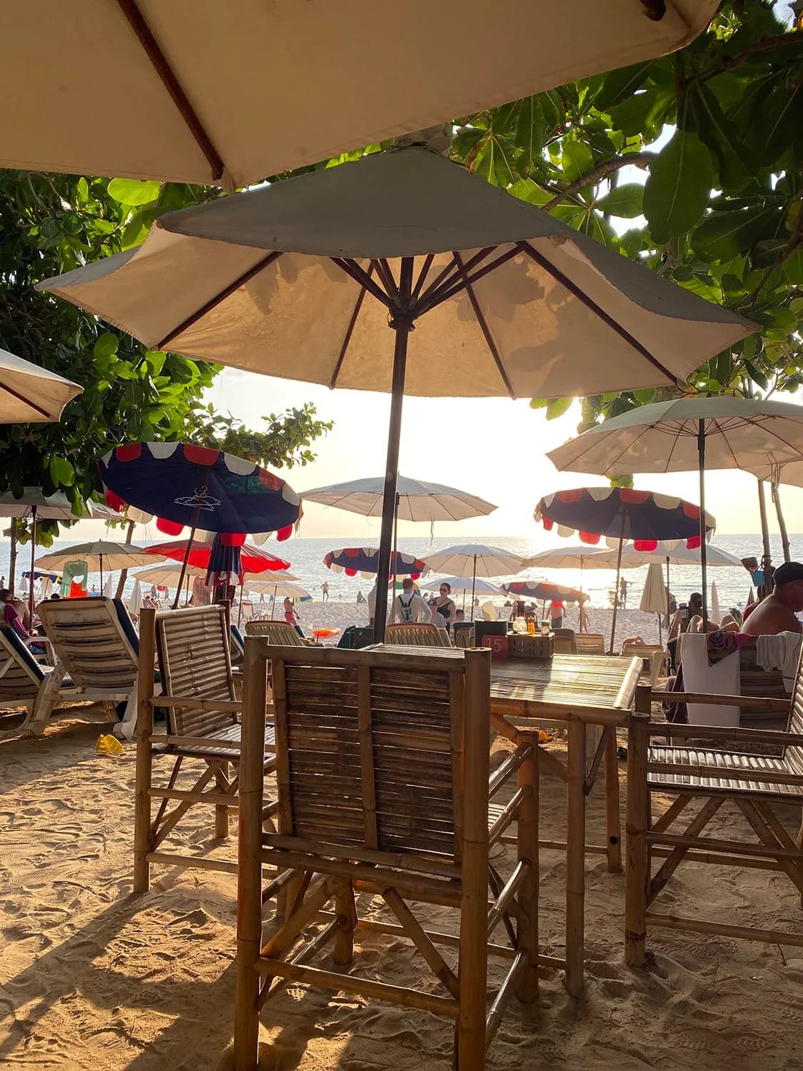 Surin Beach à Phuket : Une plage idyllique de l’Andaman