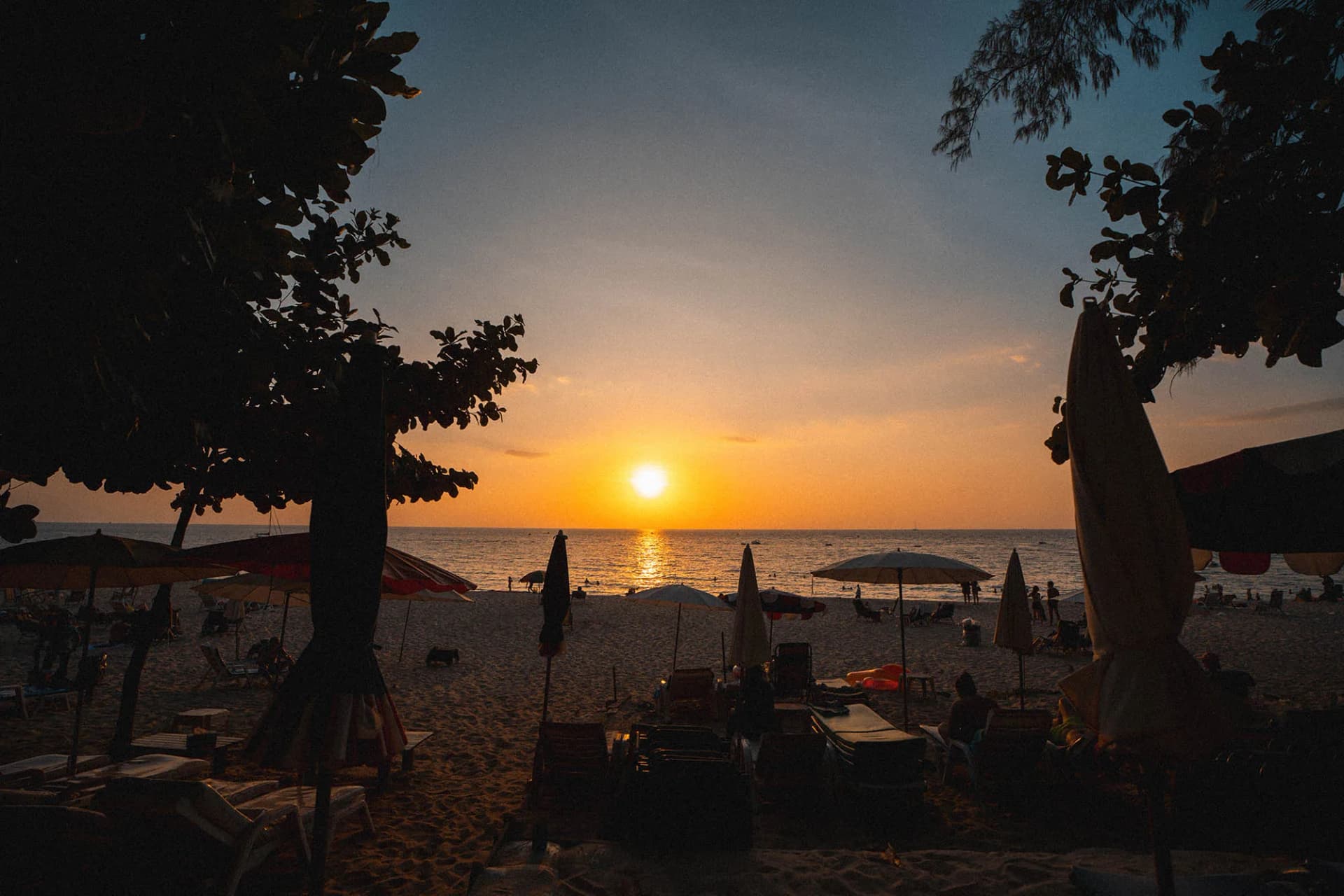 Surin Beach à Phuket : Une plage idyllique de l’Andaman