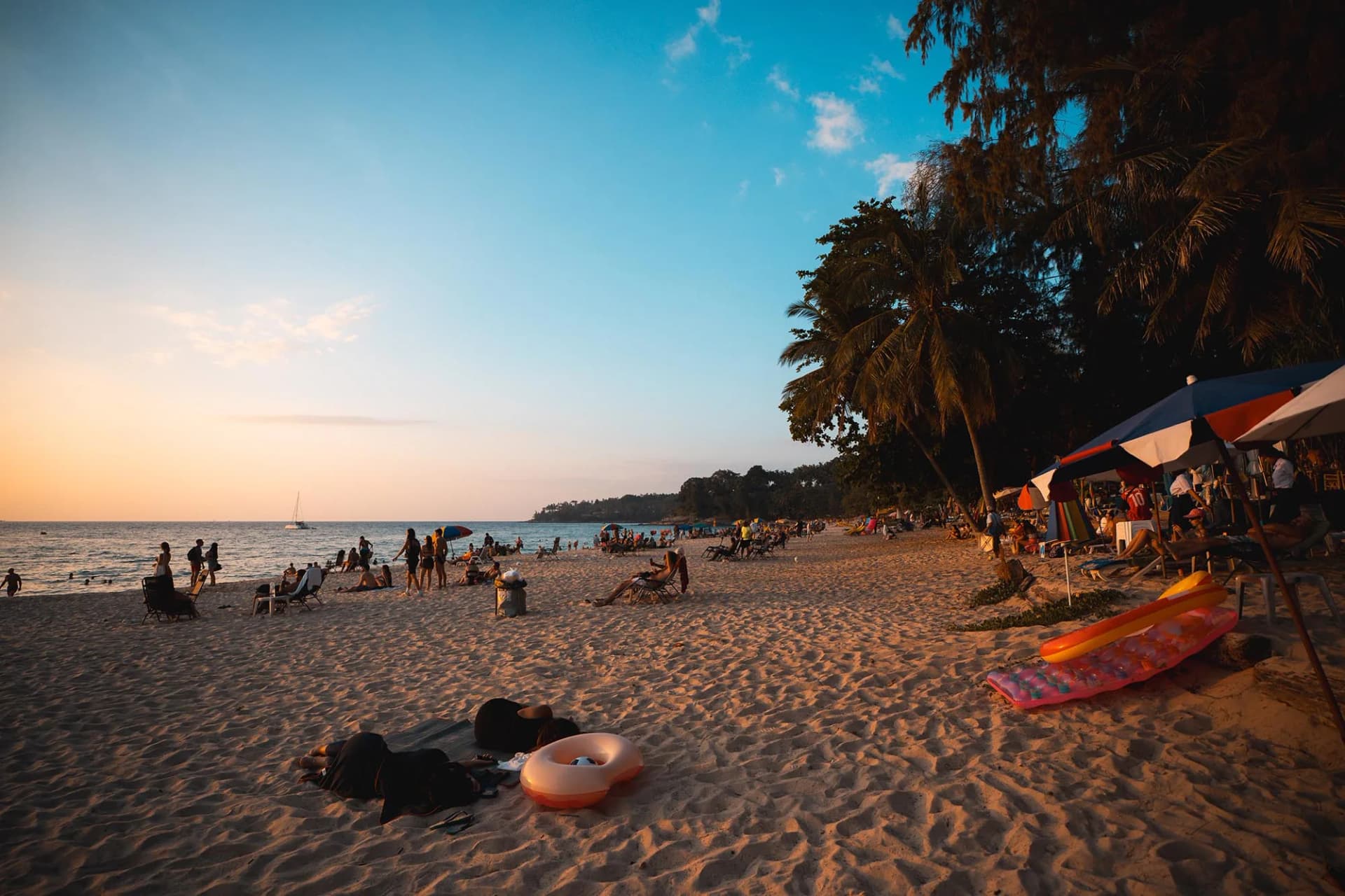 Surin Beach à Phuket : Une plage idyllique de l’Andaman