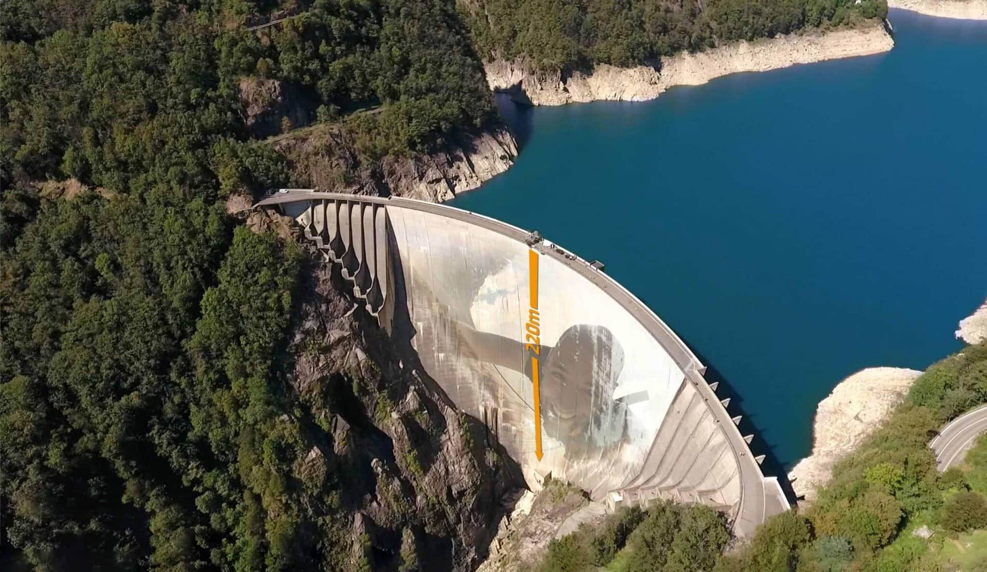 Saut à l'élastique depuis le barrage de Verzasca