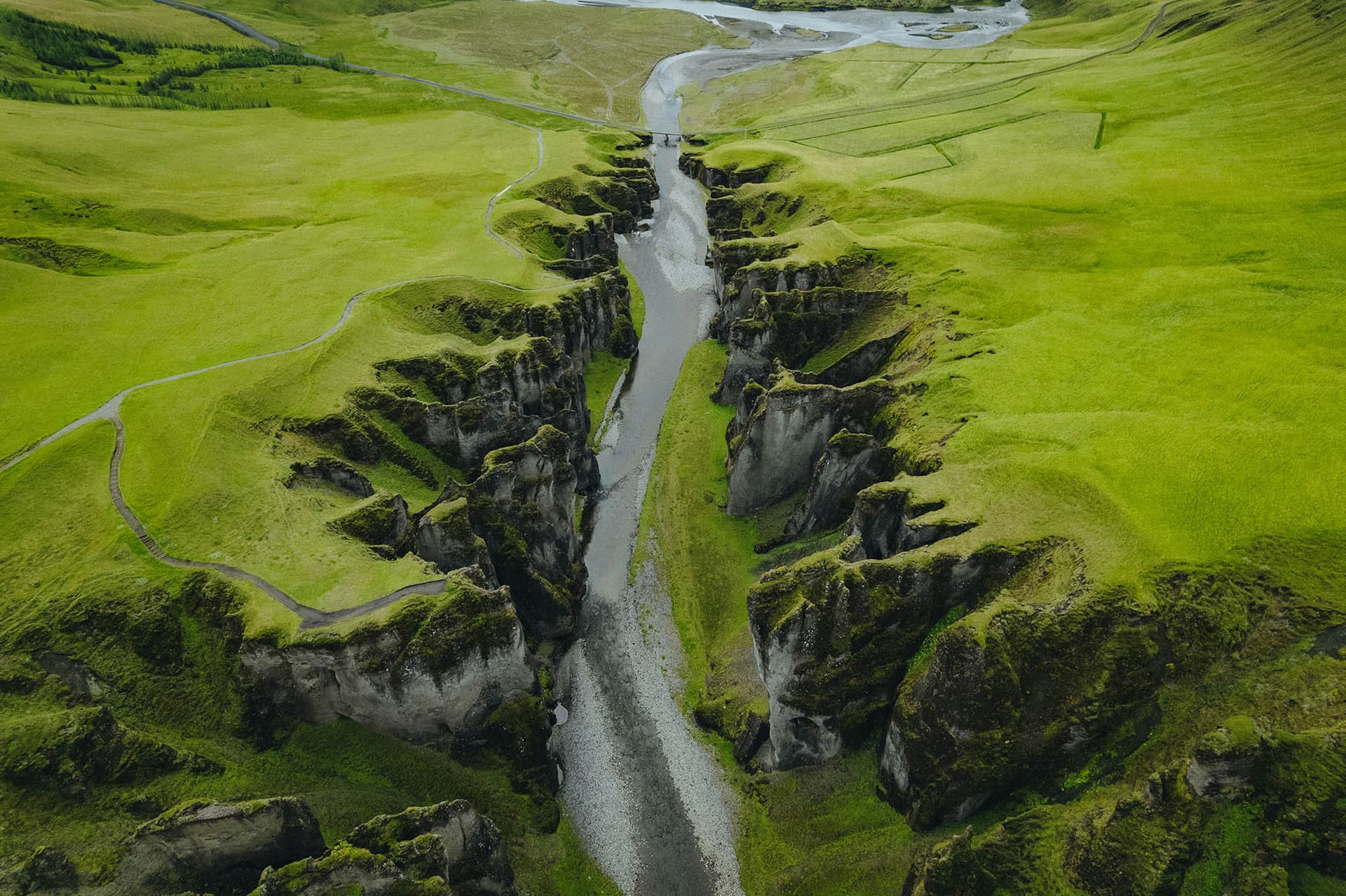 Visiter le Canyon de Fjadrargljufur : Un Joyau Naturel en Islande