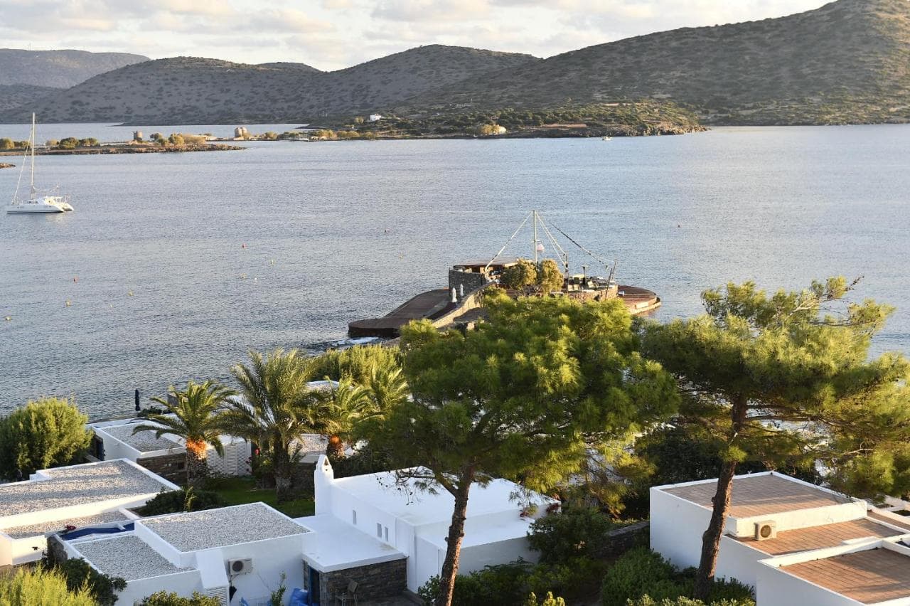 Meilleurs hotels crete vue mer elounda beachfront hotel — Top 10 des Meilleurs hôtels en bord de mer en Crete : Luxe et Détente au Paradis