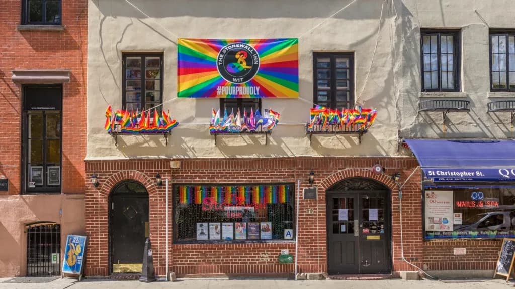 La façade du célèbre bar du Stonewall Inn