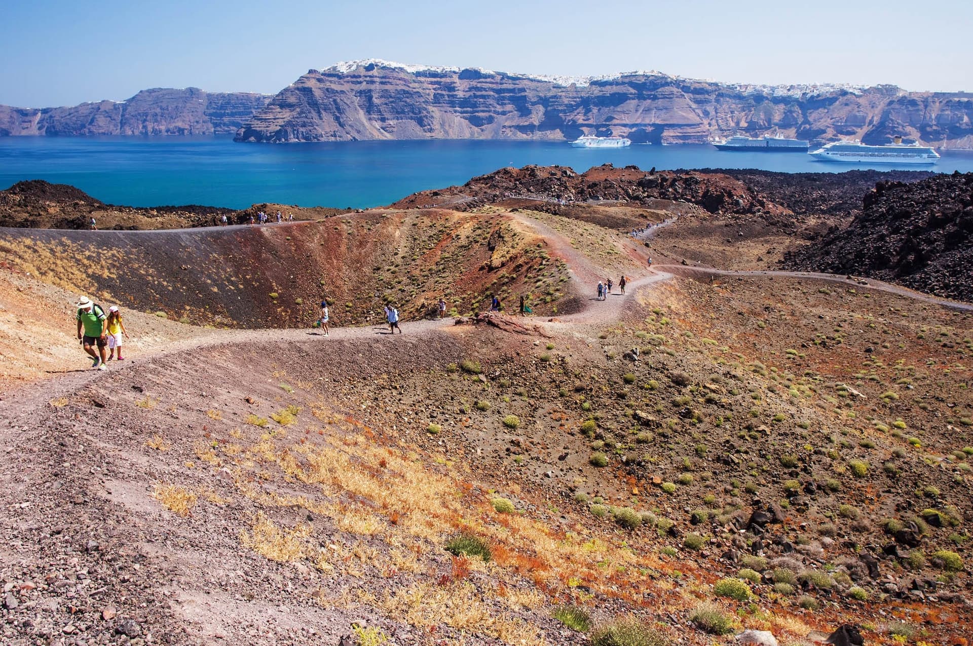 Sentier volcanique sur l'île de Nea Kameni dans la caldera de Santorin