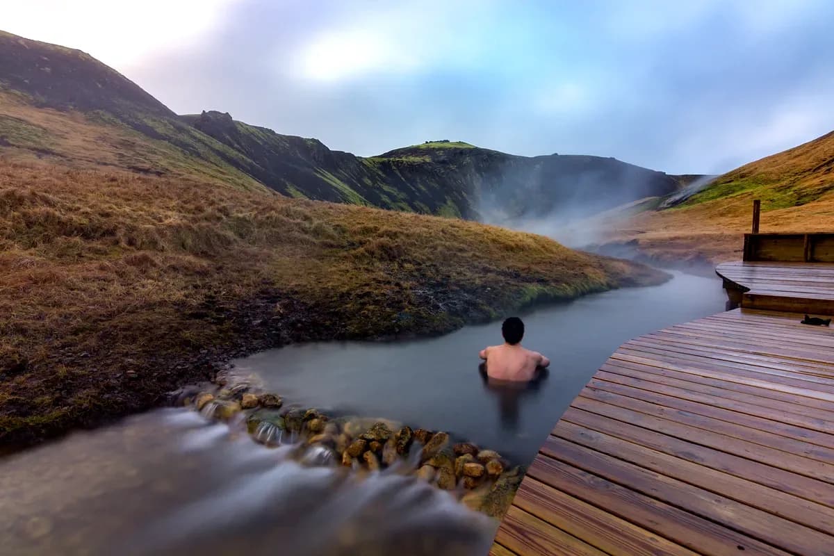 Aurores boréales et sources chaudes : Les meilleures combinaisons en Islande