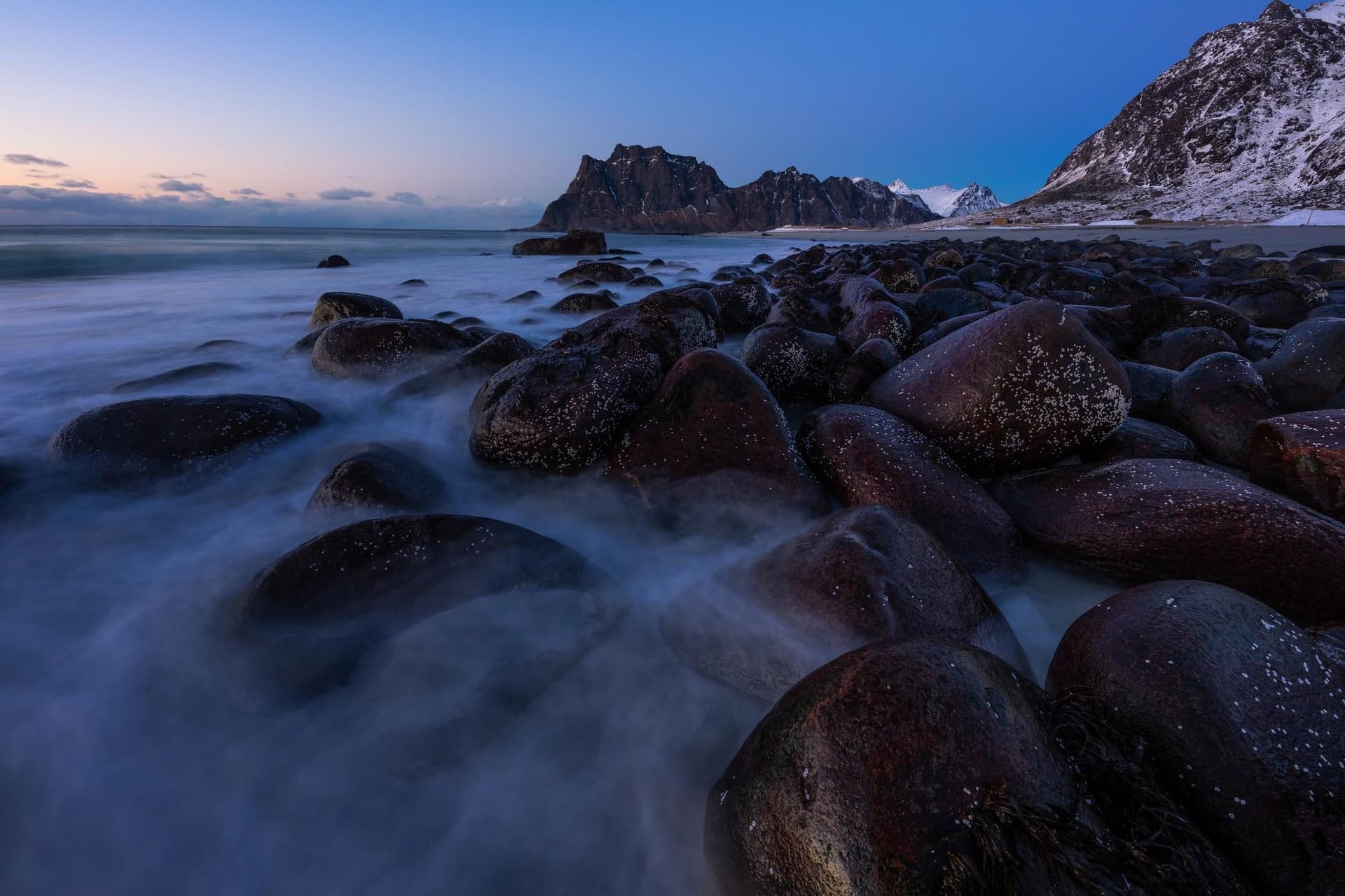 Explorer Uttakleiv Beach dans les Lofoten
