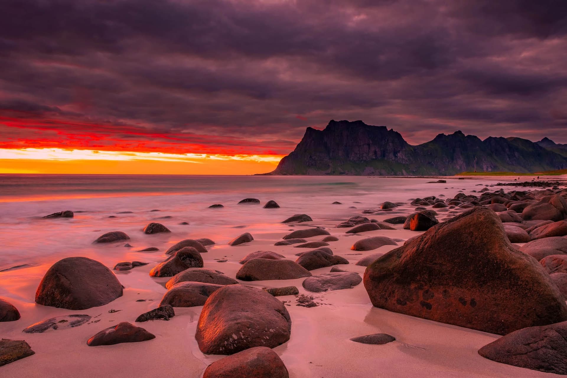 Quel est le meilleur moment pour visiter Uttakleiv Beach