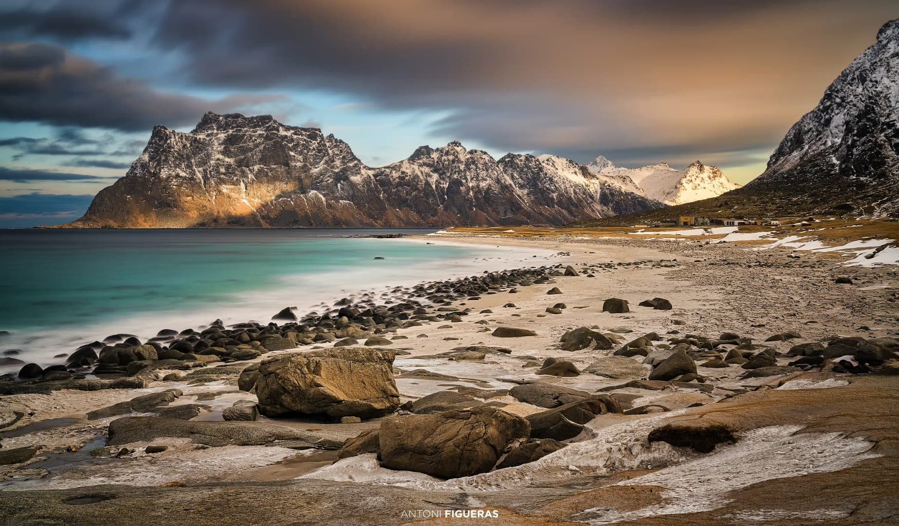 Explorer Uttakleiv Beach dans les Lofoten
