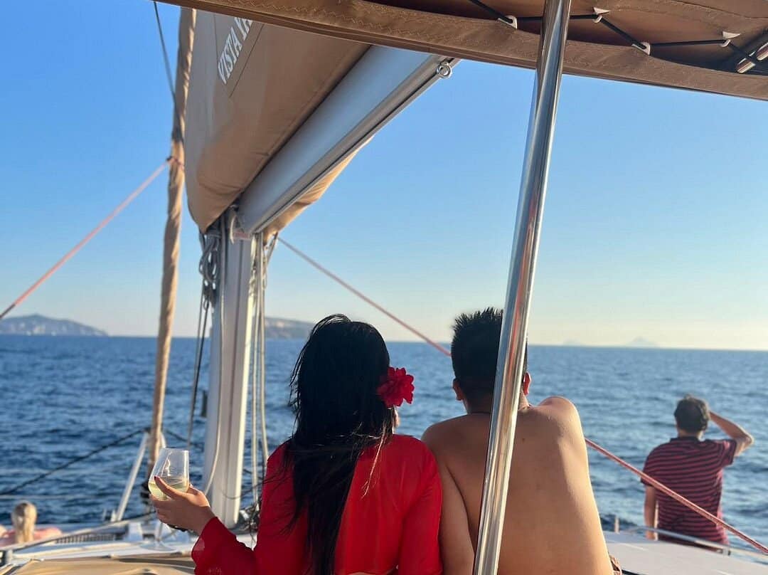 Expérience maritime premium à bord du catamaran Santorini Gold — Grèce, guide de voyage Âme Bohème