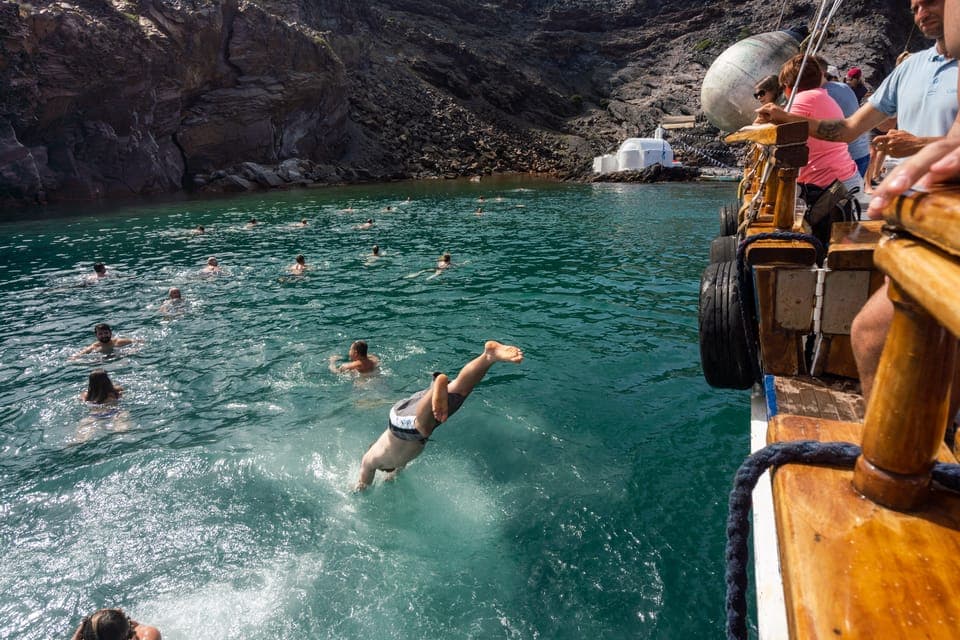 Croisière dans les îles volcaniques de Santorin avec visite des sources thermales — Photo 7