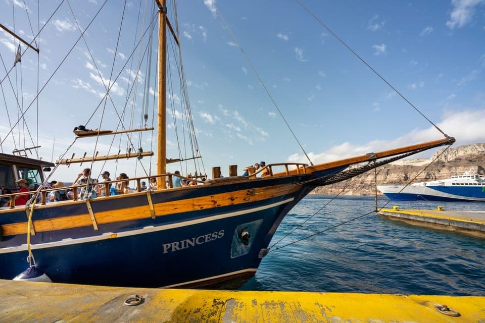 Croisière dans les îles volcaniques de Santorin avec visite des sources thermales — Grèce, guide de voyage Âme Bohème