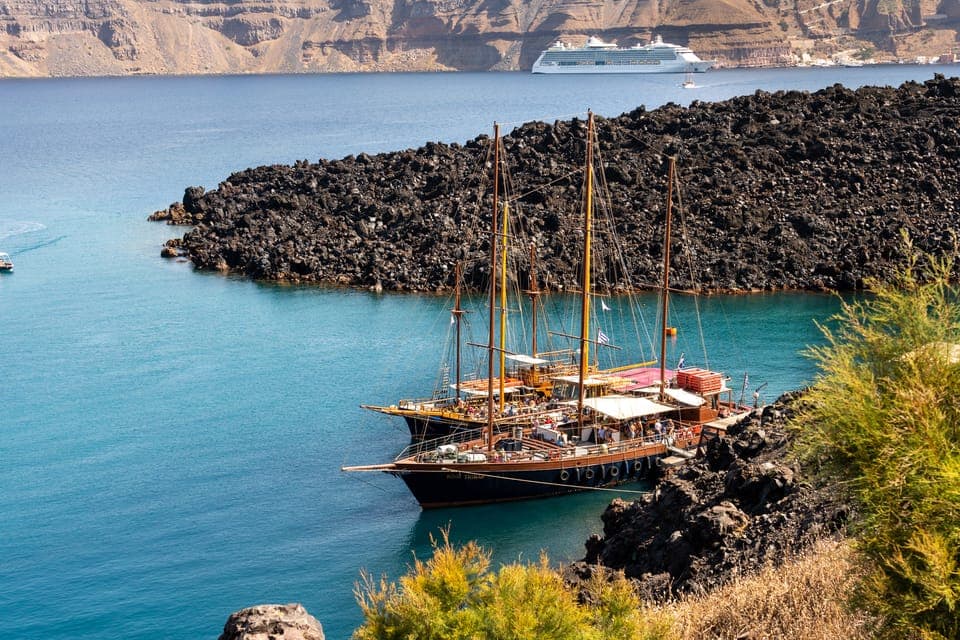 Croisière dans les îles volcaniques de Santorin avec visite des sources thermales — Vue 4