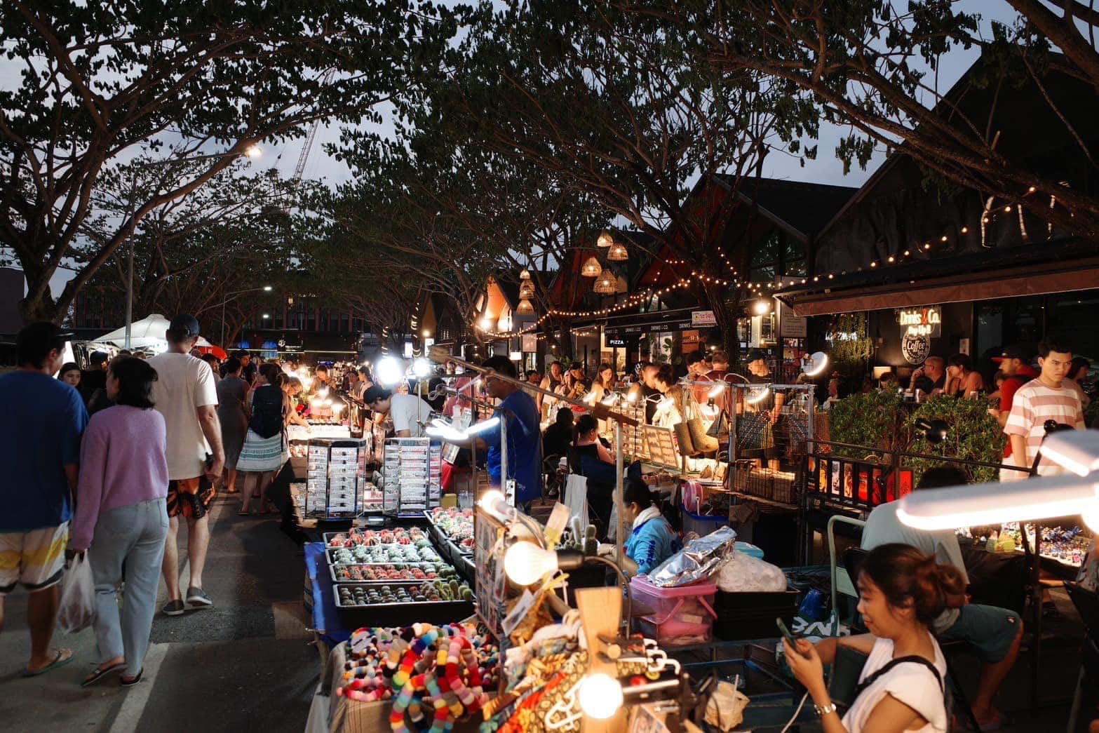 Le Fun Friday Avenue Night Market à Phuket — Thaïlande, guide de voyage Âme Bohème