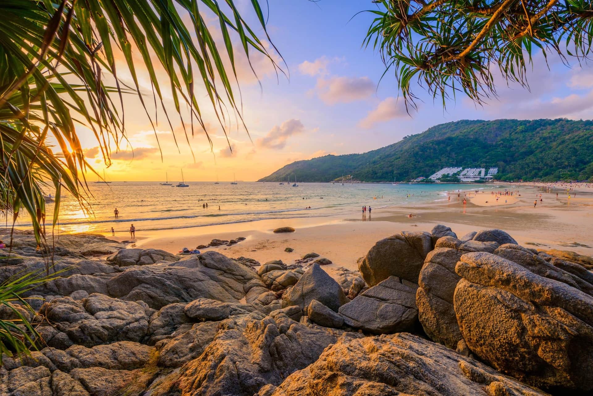 Guide pratique de Nai Harn Beach : Un paradis caché à Phuket
