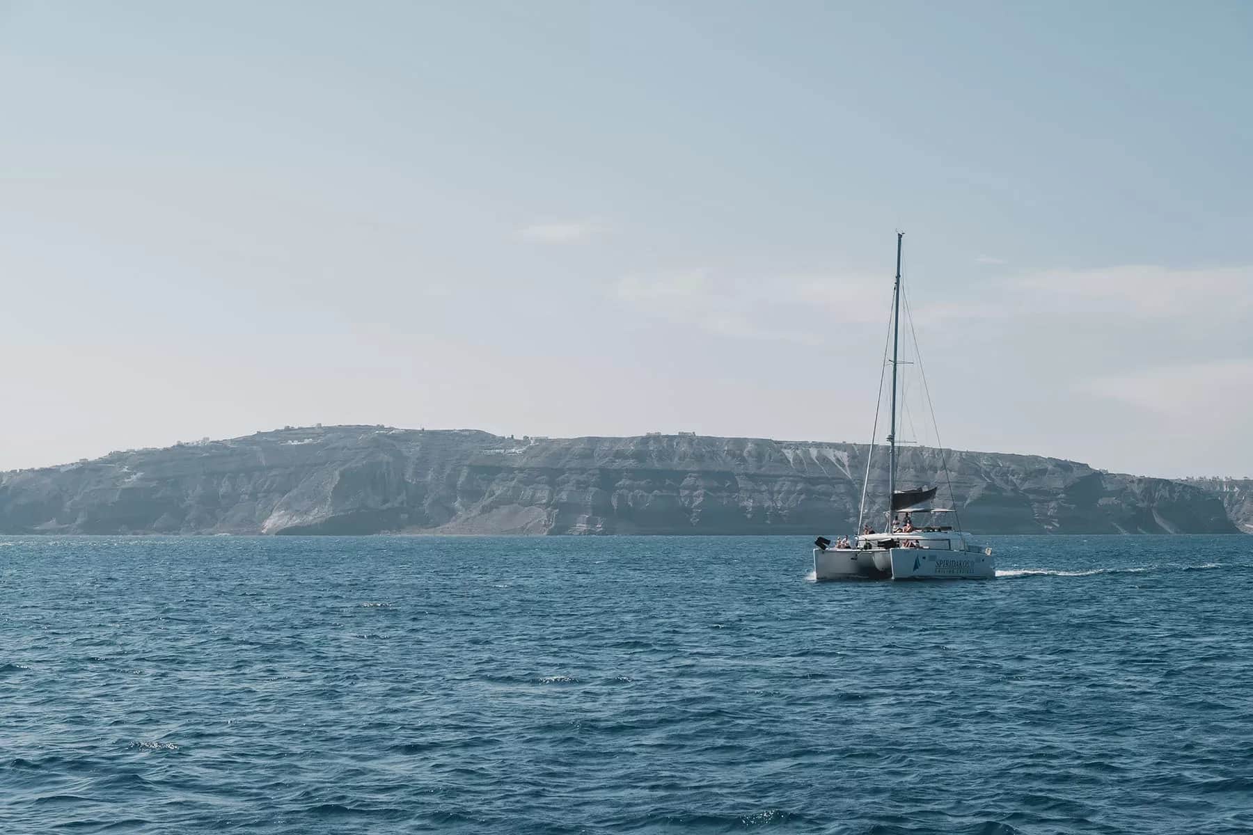 Croisière en catamaran à Santorin, la plus belle activité de l’île en 2024