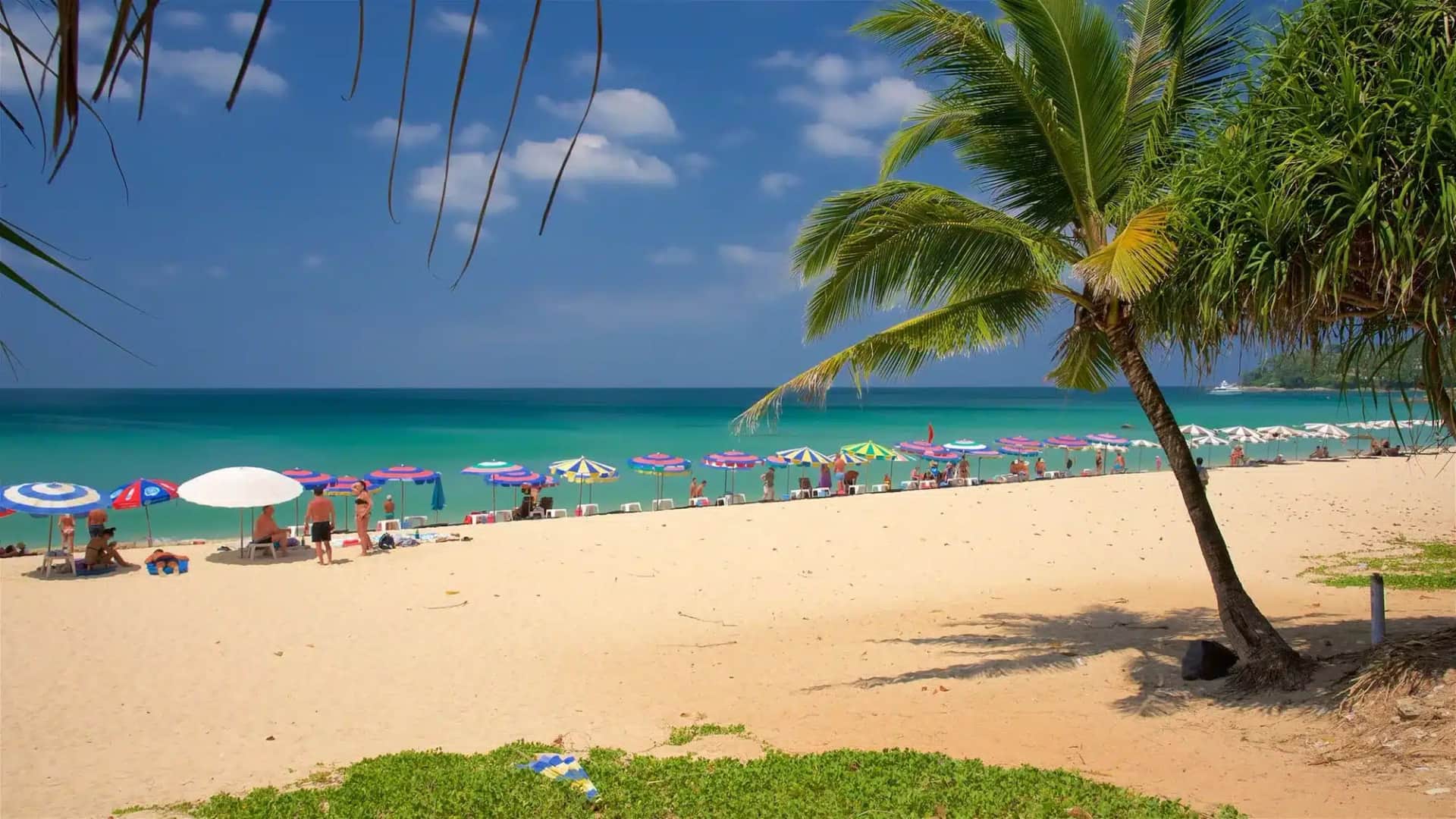 Surin Beach à Phuket : Une plage idyllique de l’Andaman