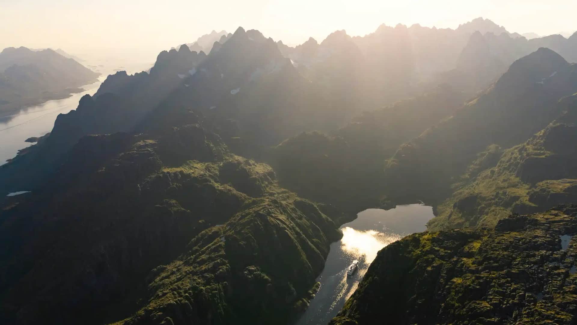 Croisière Trollfjord : Le Guide Ultime pour Découvrir ce Joyau des Lofoten 2025