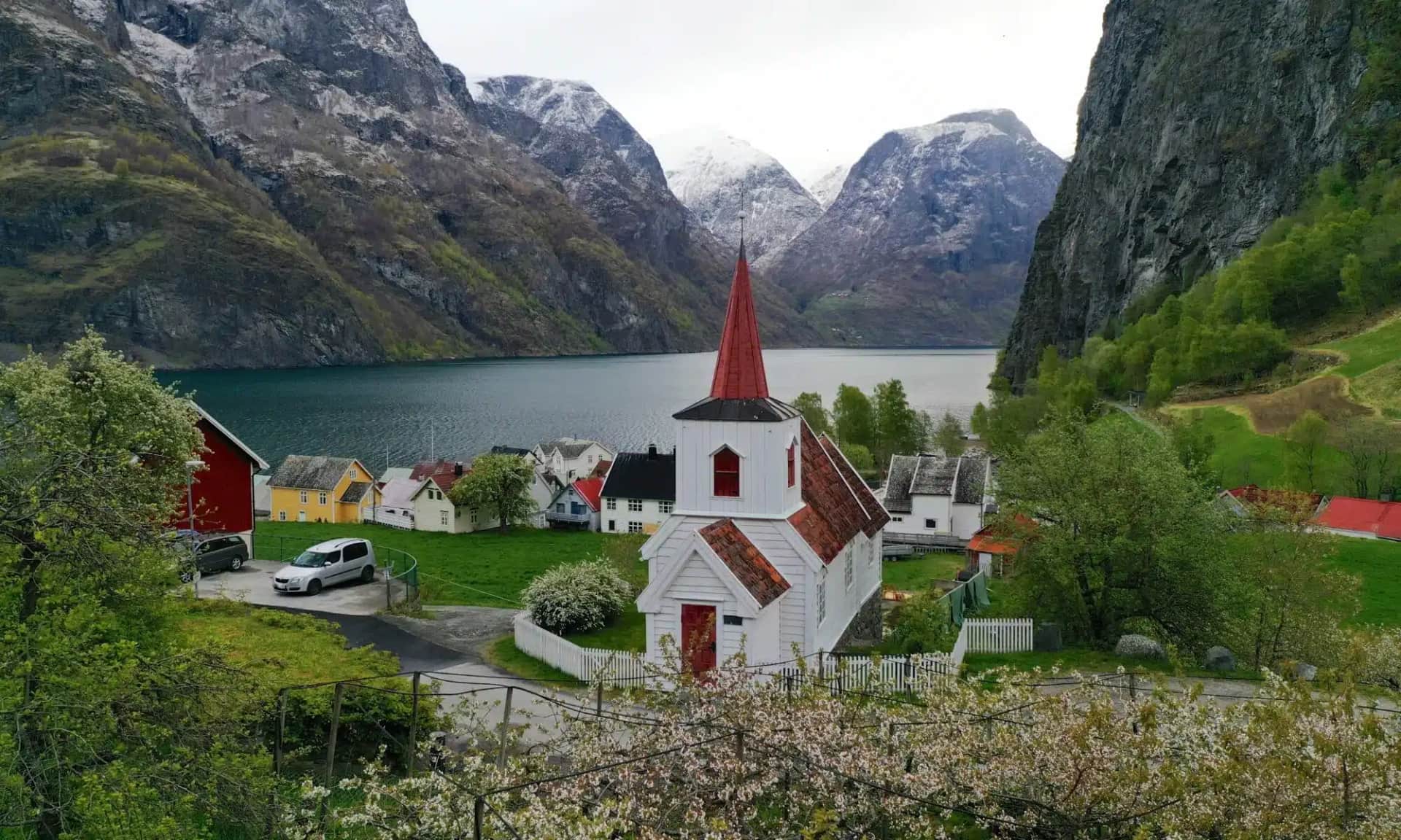 Visiter Undredal Stave Church : une église médiévale dans les fjords norvégiens 🇳🇴
