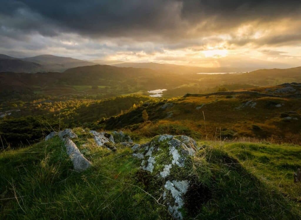 Paysage verdoyant de la cote irlandaise, deuxieme pays le plus sur en 2025