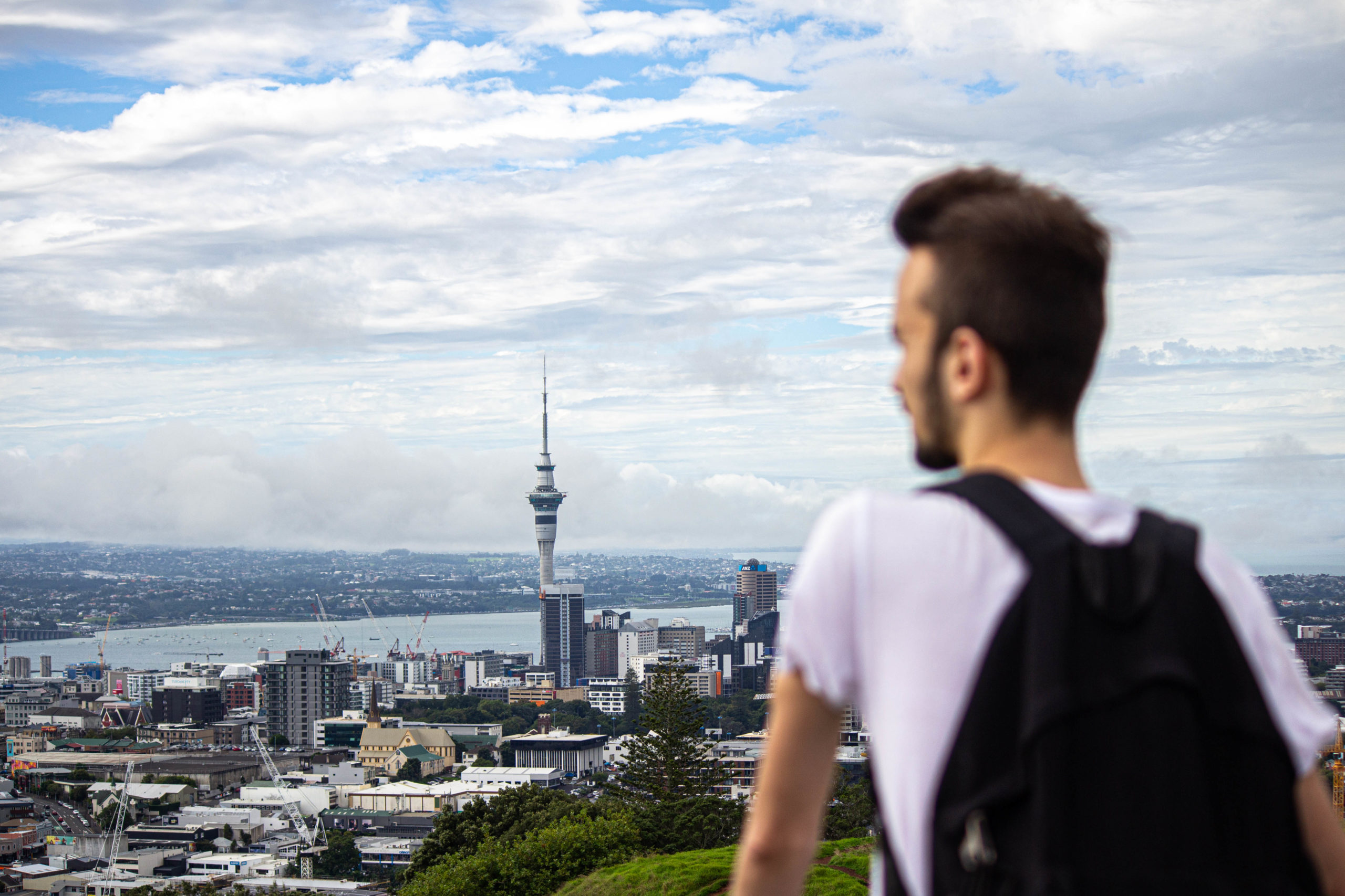 Pierre qui regarde la ville d'Auckland