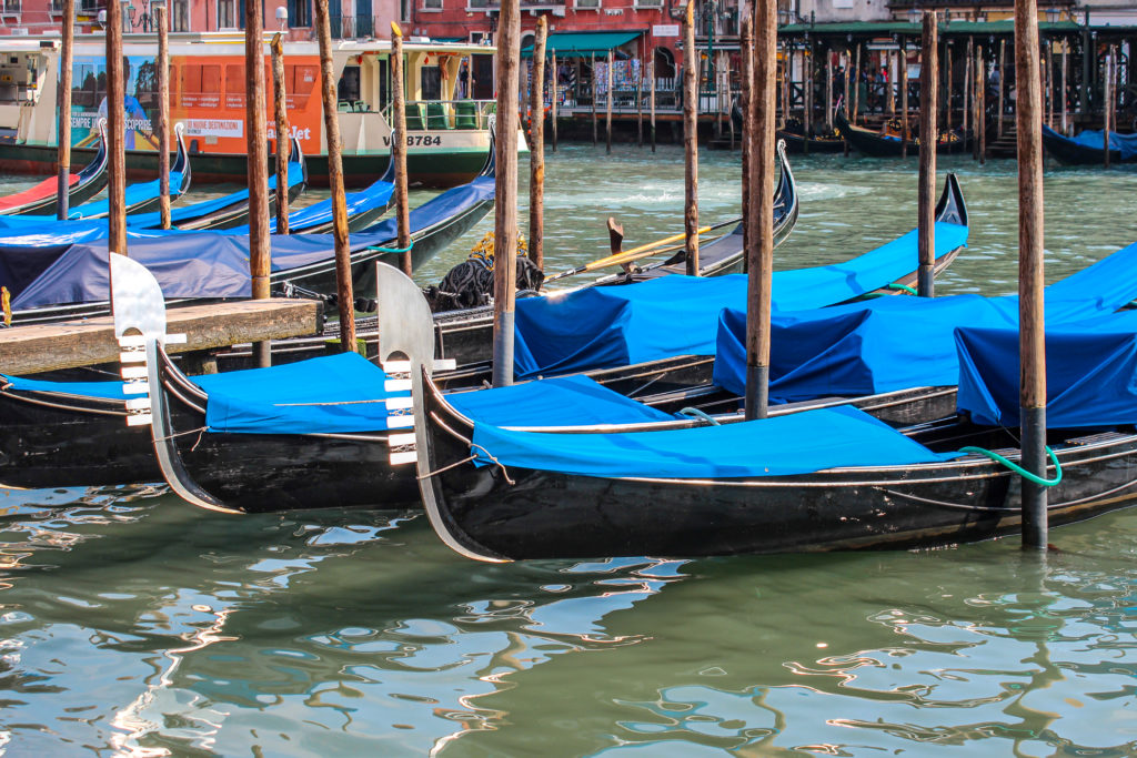 Bateaux et vaporetos de Venise sur les canaux