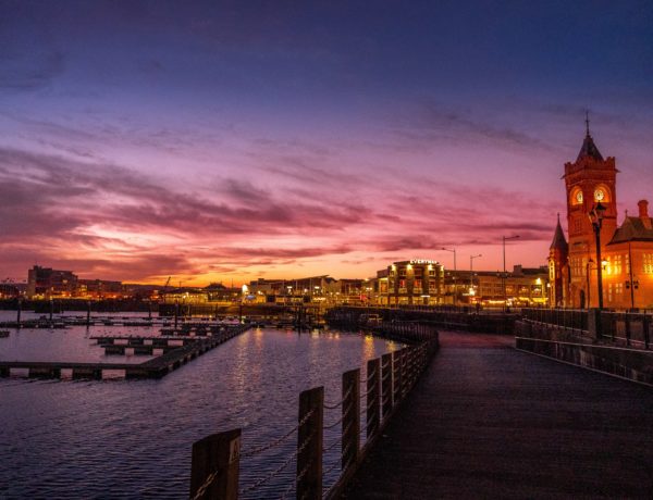 Cardiff bay à la tombée de la nuit