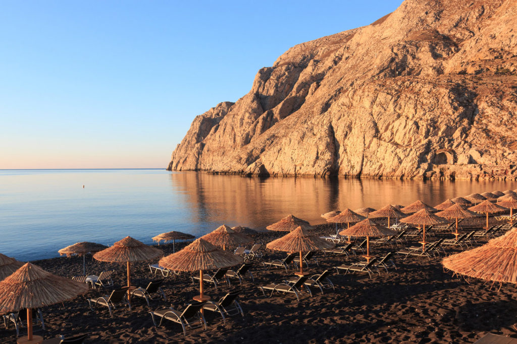 Découvrez la plage de Kamari, Santorin