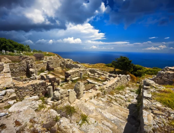 Explorez la cité antique de Théra à Santorin