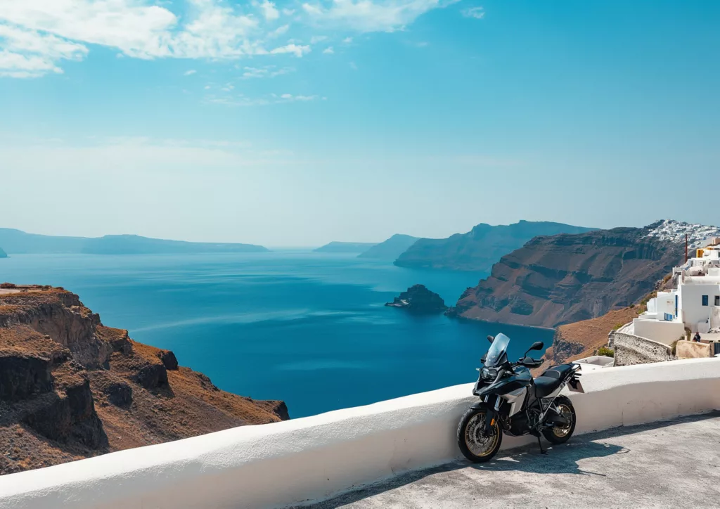 Moto sur les bords de la Caldeira à Santorin