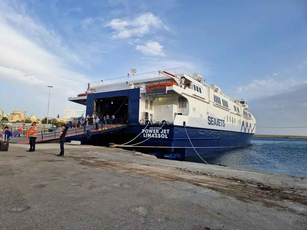 Un ferry Seajets qui débarque les passagers